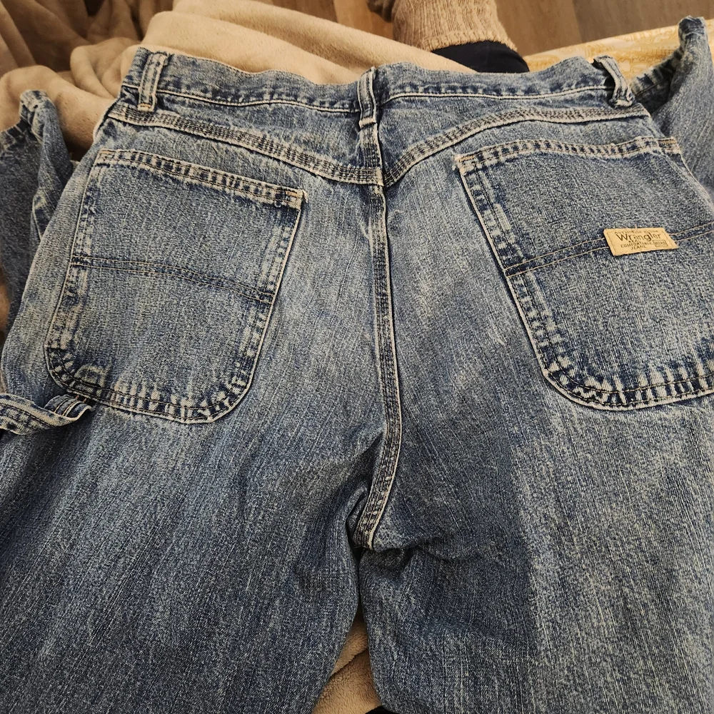 Wrangler Men's Relaxed Jeans in Blue - Picture 2 of 13